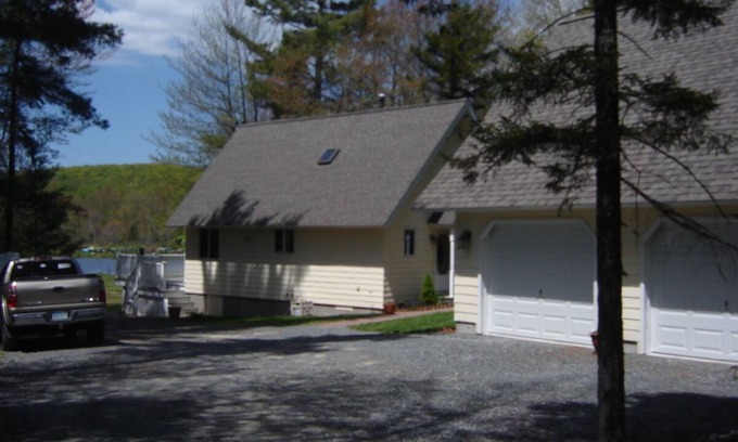Washington House | Beautiful Peaceful Lake Front Property
