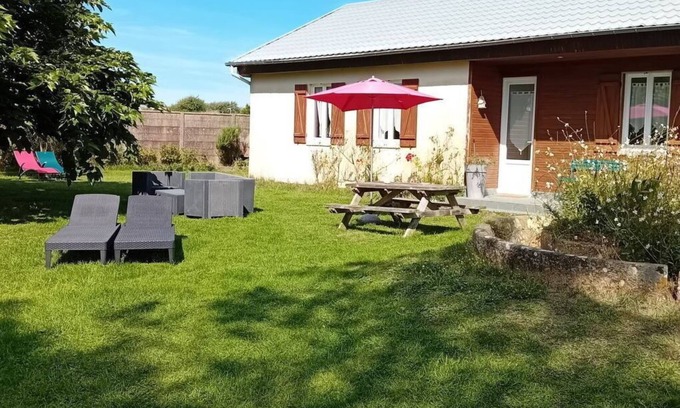 Anneville-sur-Mer House | Beautiful private villa for 6 people with WIFI, TV, pets allowed and parking