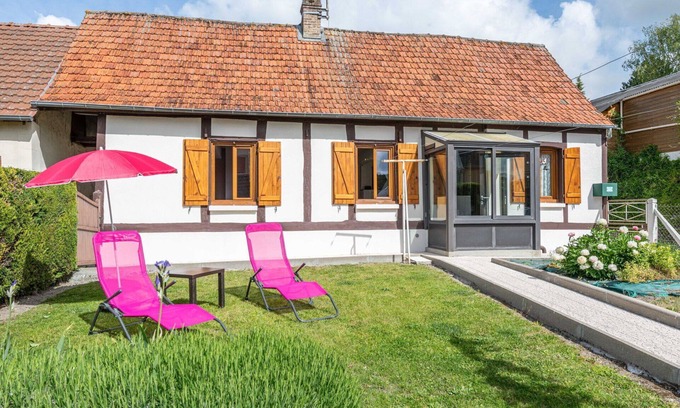 Mesnieres-en-Bray House | Beautiful private villa for 4 guests with WIFI, TV, terrace and pets allowed