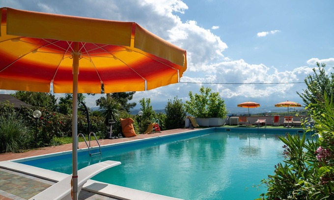 Citta Sant'Angelo House | Beautiful private villa with WIFI, pool, TV, patio, pets allowed and parking, close to Pescara