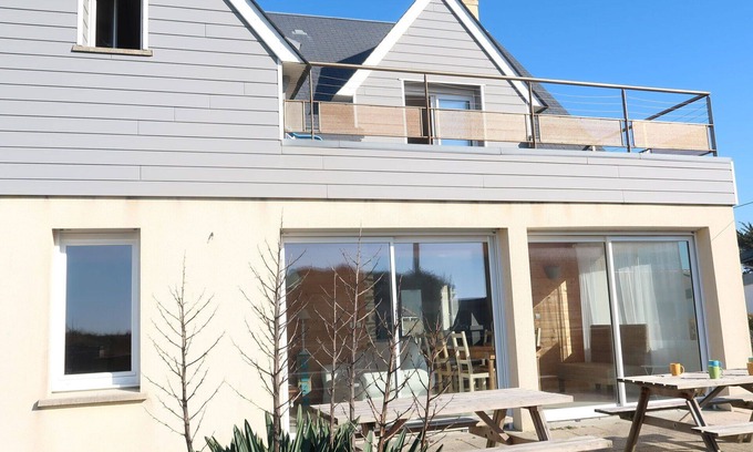 Denneville House | Beautiful private villa for 7 guests with WIFI, TV, terrace and pets allowed