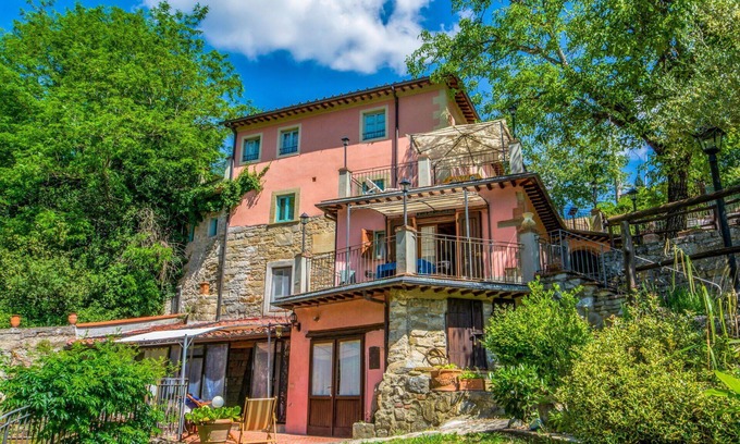 Loro Ciuffenna House | Beautiful private villa for 12 people with WIFI, private pool, TV, terrace and pets allowed
