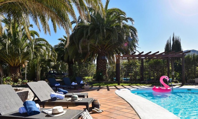 La Solana Villa | Beautiful private villa for 14 guests with WIFI, pool, TV, patio, pets allowed and parking