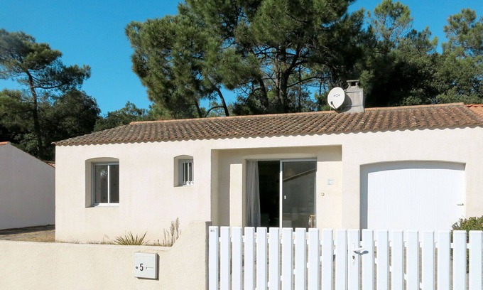 La Tranche-sur-Mer House | Beautiful private villa for 4 guests with WIFI, TV, terrace and pets allowed