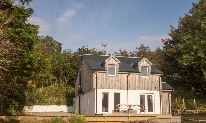 Eyre House | Beautiful private villa for 4 guests with WIFI, TV, patio and parking