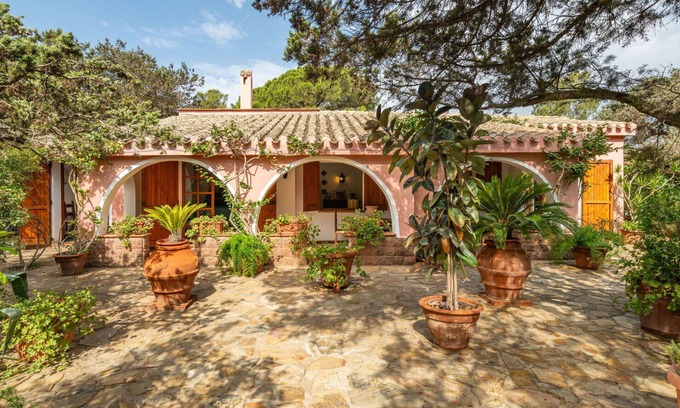 Notteri Villa | Beautiful private villa for 8 people with A/C, TV, patio and pets allowed