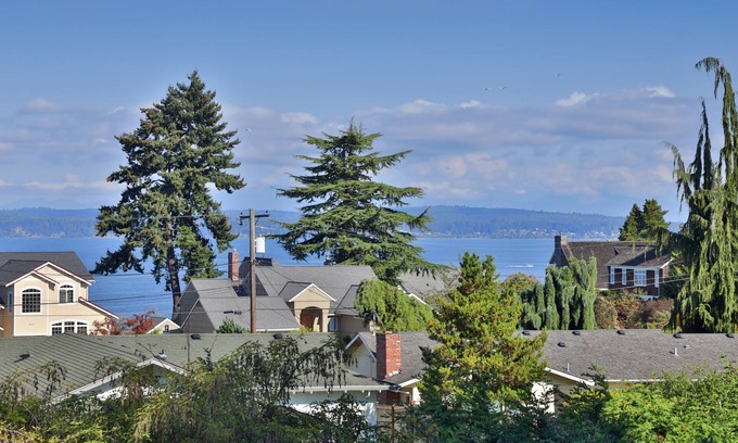 Boulevard Bluffs House | Beautiful Private Park-Like Setting with Water and Mountain Views, Great Wifi