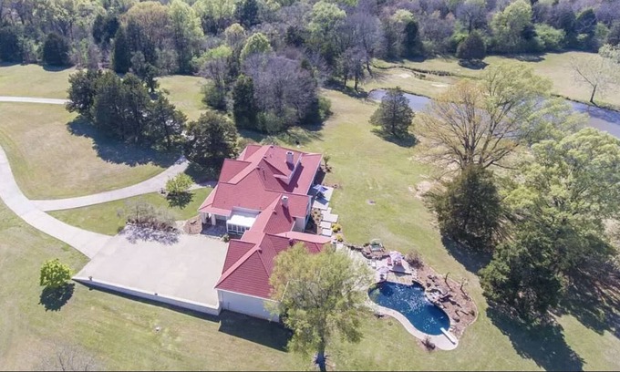 Lakes of Forest Hill House | Beautiful Private & Secluded 38 Acre Estate