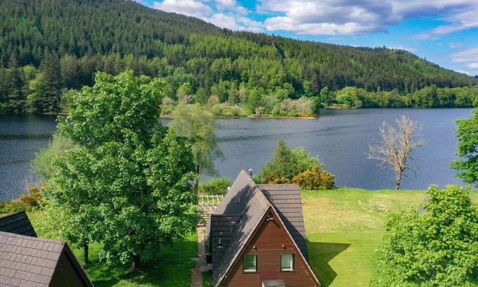 South Laggan House | Beautiful private villa with hot tub, WIFI, TV, terrace, pets allowed and panoramic view