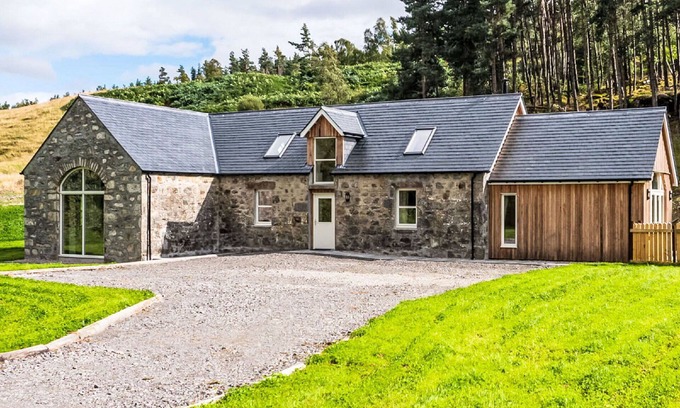 Corrimony House | Beautiful private villa for 6 people with WIFI, TV, terrace and pets allowed