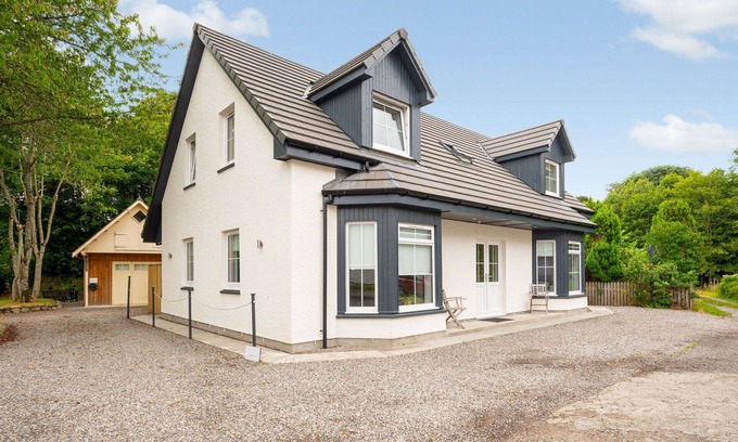 Drumnadrochit House | Beautiful private villa for 8 guests with WIFI, TV, patio, pets allowed and parking