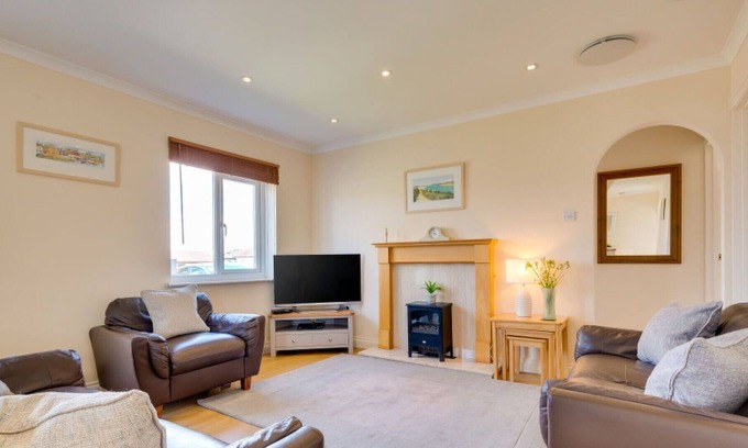 Padstow Villa | Beautiful private villa for 6 people with WIFI, TV, pets allowed and parking