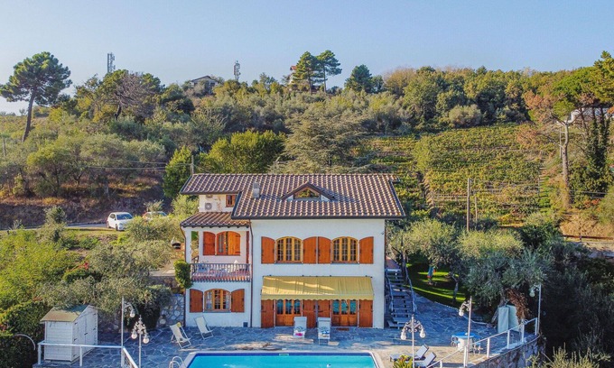 Corsanico House | Beautiful private villa for 8 people with A/C, private pool, WIFI, TV, patio and pets allowed