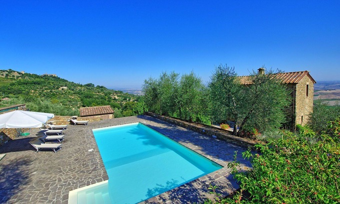 Montalcino Villa | Beautiful private villa for 8 people with WIFI, private pool, patio and panoramic view
