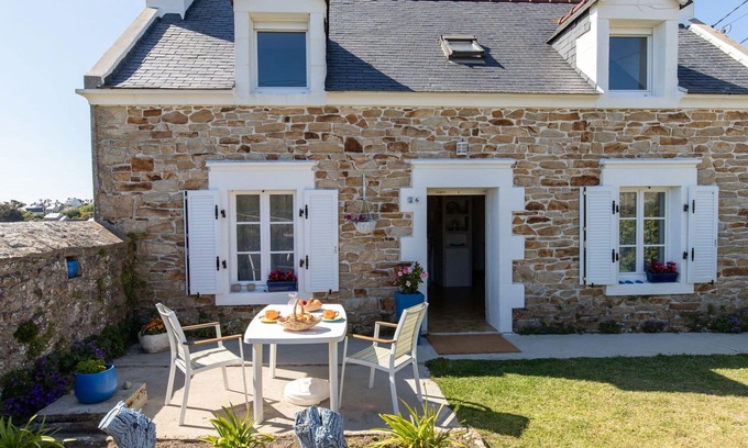 Plogoff House | Beautiful private villa for 5 people with TV, terrace, pets allowed and panoramic view