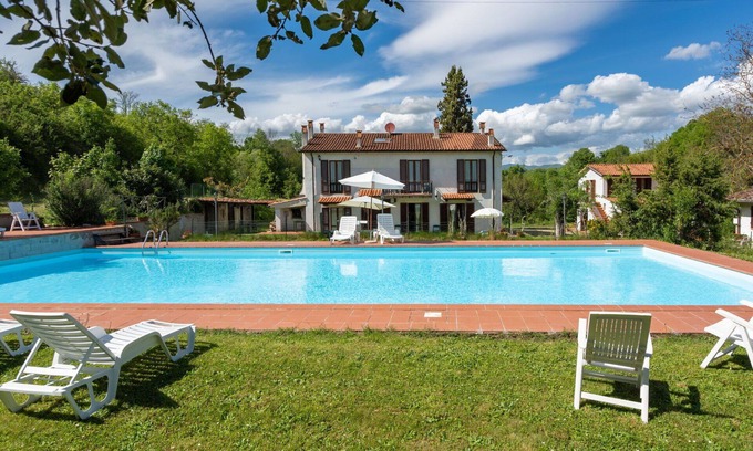 Ponte Buriano Villa | Beautiful private villa for 25 people with WIFI, private pool, TV, patio, pets allowed and parking