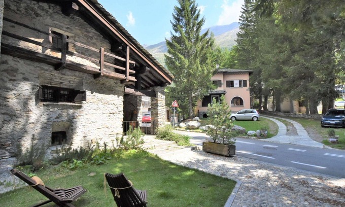 Madesimo House | Beautiful private villa for 8 guests with WIFI, hot tub, TV, terrace, pets allowed and parking