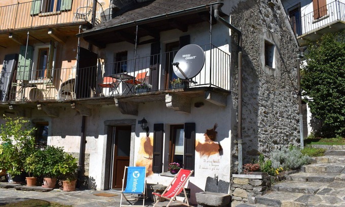 Gudo House | Beautiful private villa for 2 guests with WIFI, TV, patio and pets allowed