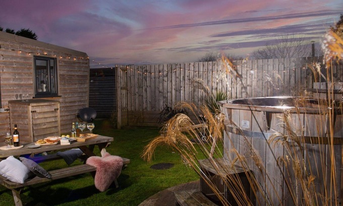 Helford Passage House | Beautiful private villa for 3 people with WIFI, hot tub, TV, pets allowed and panoramic view