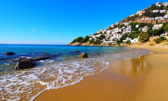 Cadaques House | Beautiful private villa for 6 people with WIFI, A/C, TV, patio, pets allowed and parking