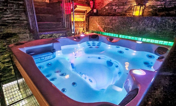 Fivelanes House | Beautiful private villa for 4 people with hot tub, WIFI, TV, patio and pets allowed