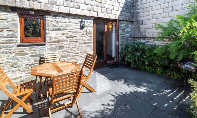 Fivelanes House | Beautiful private villa for 2 people with hot tub, WIFI, TV, patio and pets allowed