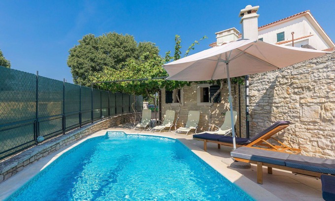 Divsici House | Beautiful private villa with WIFI, private pool, A/C, TV, terrace, pets allowed and parking