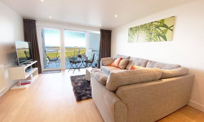 Newquay Apartment | Beautiful property overlooking Fistral Beach and Newquay Golf Course