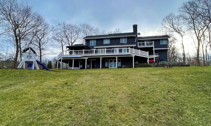 East Haddam House | Beautiful/Relaxing Lakehouse-Sleeps 8-Large Deck with Furniture-Family Friendlyn