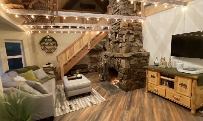 Big Bear Cabin | Beautiful Remodeled Retreat/Hot Tub/5 mins Ski Resorts, Lake & Hiking Trails