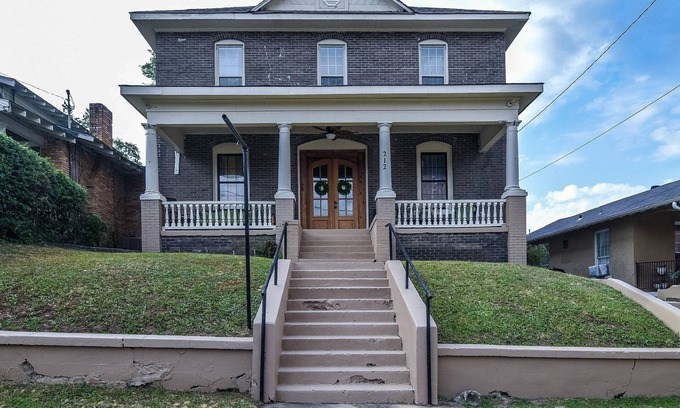 Hot Springs House | Beautiful Remodel Victorian home located in the heart of down town