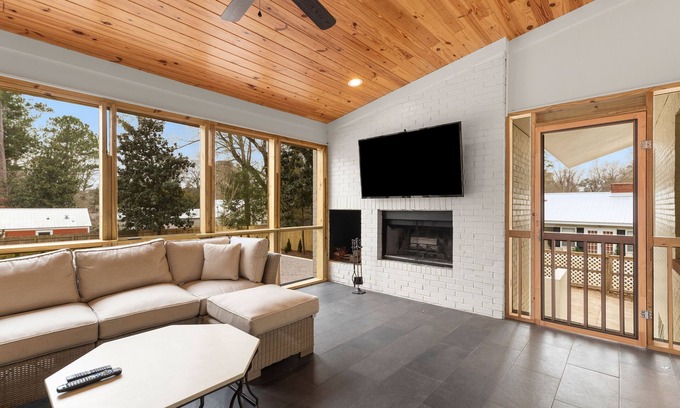 Auburn House | Beautiful Renovated House - Walking Distance to AU Stadium - Historic Auburn