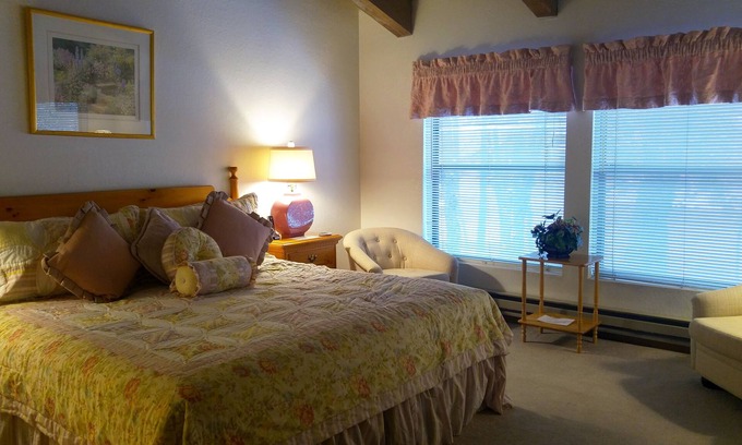 Pinetop Villa | Beautiful Resort Villa Home w Vaulted Ceilings Whirlpool Tub and Ponds/Streams
