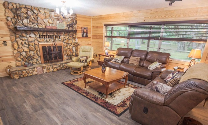 Brooksville House | BEAUTIFUL RETREAT HOME ON 2 FENCED PRIVATE ACRES. WALK TO FOREST AND GOLF!