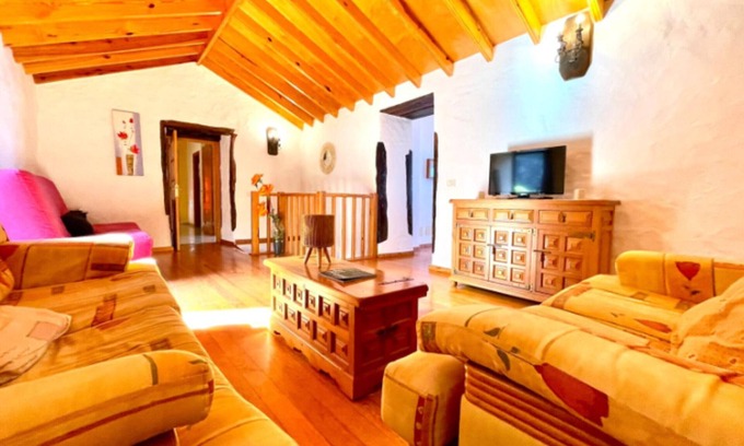 Isora Cottage | Beautiful rural house in the town of Los Llanillos with divine views