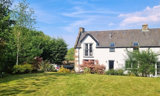 Linlithgow Cottage | Beautiful Scottish country garden cottage near Edinburgh with countryside views