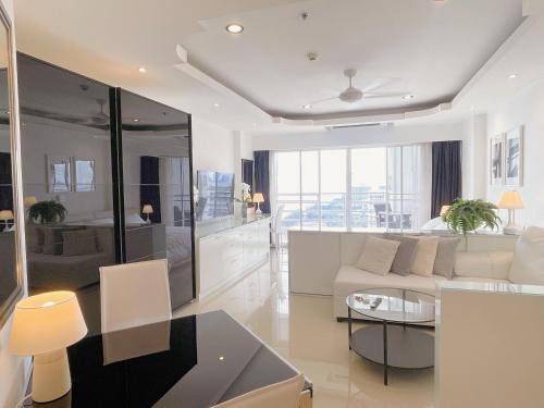 Jomtien Apartment | Beautiful sea view beach front condo