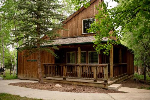 Salida House | Beautiful Secluded Cabin with a Hot Tub near Monarch Mountain in Colorado
