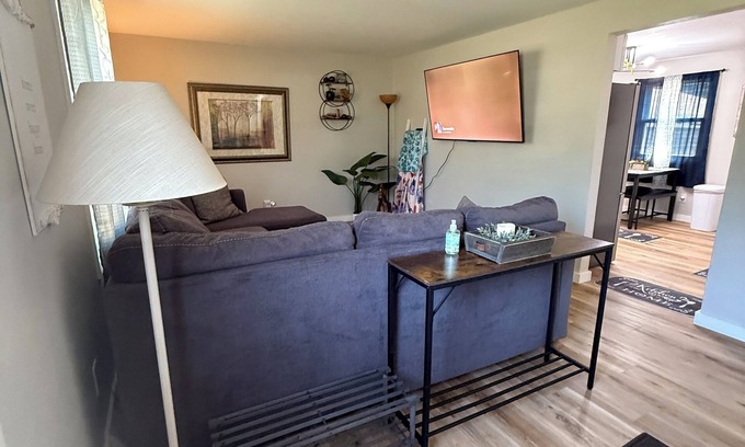 Allouez House | Beautiful Serenity in Green Bay, WI!n3 bedrooms/1 bath FULLY furnished house.