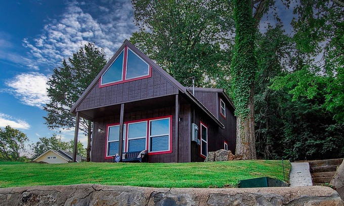 Hot Springs Cabin | Beautiful Shabby-Chic Cabin Downtown Hot Springs
