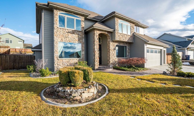 East Wenatchee House | Beautiful & Spacious Home with Gorgeous Mountain Views!