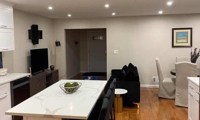 Brooklyn House | Beautiful Spacious - 2 bedroom, Main Floor Apartment, Backyard and Free Parking