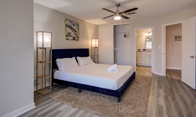 East Riverside - Oltorf Apartment | Beautiful, Spacious 2B Comfy King Beds, Fast WiFi