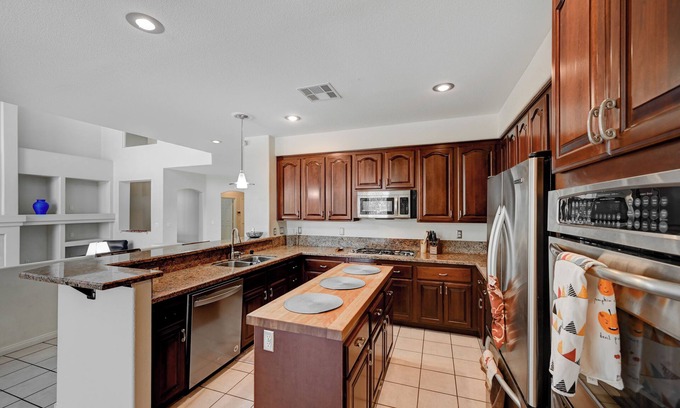 Spring Mountain Ranch House | Beautiful Spacious 5-bedroom bungalow in vibrant Las Vegas with WiFi, AC