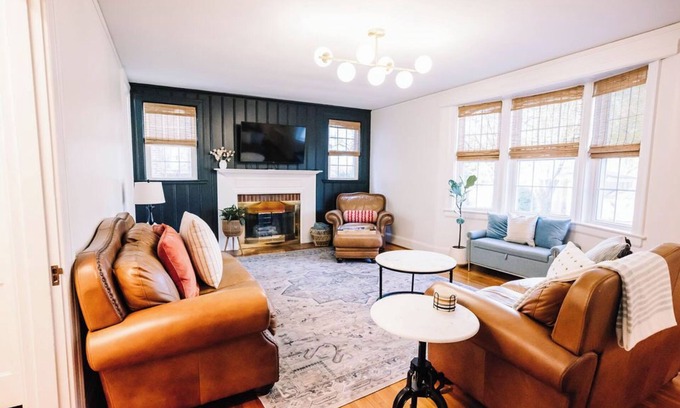 Martinsville House | Beautiful Spacious 4 BR Retreat in Uptown with Fire Pit & Porch