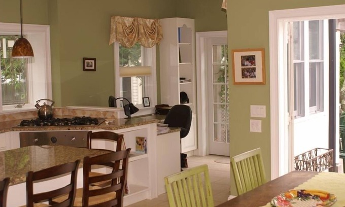 Ventnor City House | Beautiful Spacious Beach House with Pool and Outdoor Tiki Bar.