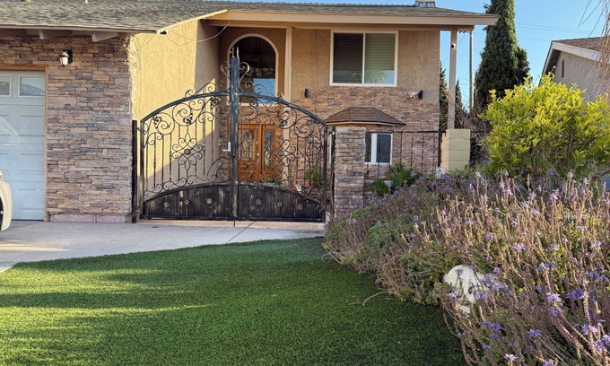 Riverview West House | Beautiful Spacious VACATION HOME 4br3ba -Disneyland, Beaches, LIL Saigon