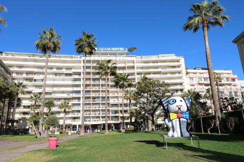 Cannes City Centre Apartment | Beautiful studio at the Grand Hotel Residence with sunny balcony 138