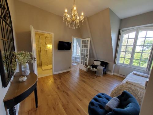 Salbris Apartment | Beautiful suite in a historical castle in Loire Valley