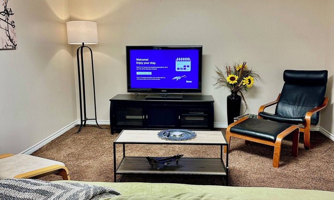 St. Albert House | Beautiful Suite with Fenced yard + in suite Kitchen and Laundry